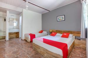 Cama ou camas em um quarto em OYO Pousada Recanto Shangrilá, Cabo Frio