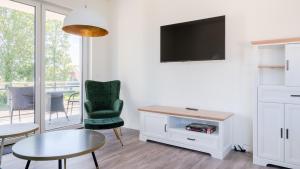 TV a/nebo společenská místnost v ubytování Apartmenthaus Wittsande Wittsande 10