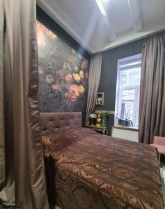 ザグレブにあるMarabeth Guest Houseの壁に絵が飾られたベッドのある寝室