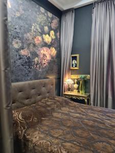 sypialnia z łóżkiem i obrazem na ścianie w obiekcie Marabeth Guest House w Zagrzebiu