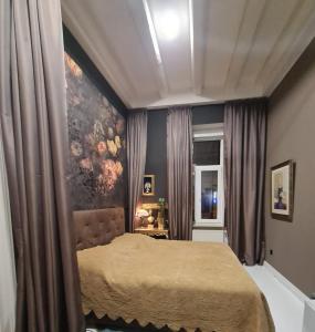 ein Schlafzimmer mit einem Bett und einem Wandgemälde in der Unterkunft Marabeth Guest House in Zagreb