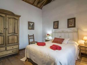 
A bed or beds in a room at Rural Holiday Home in Esconar-Illora with Garden
