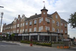 un grande edificio in mattoni con una torre sopra di Apto Top Centrum Holambra/excelente localização a Holambra