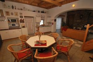 cocina y comedor con mesa y sillas en The Bohemian Farmhouse 