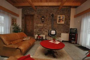 sala de estar con sofá y mesa roja en The Bohemian Farmhouse 
