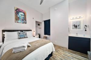 Un pat sau paturi într-o cameră la Samesun Venice Beach Hotel & Hostel