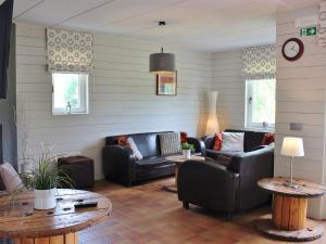 ein Wohnzimmer mit 2 Sofas und 2 Tischen in der Unterkunft Spacious Holiday Home in Rendeux with Sauna in Rendeux