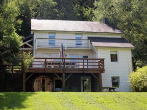 una grande casa con un grande ponte di fronte ad essa di Spacious Holiday Home in Rendeux with Sauna a Rendeux