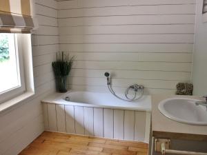 Bilik mandi di Holiday Home in Jupille near Forest Trails