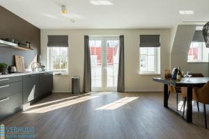 a kitchen with a table and a counter top at Appartement - Kaapduinseweg 13 Dishoek 13D Luxe 6 personen in Dishoek