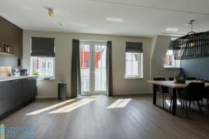 Kuchyň nebo kuchyňský kout v ubytování Appartement - Kaapduinseweg 13 Dishoek 13F Luxe 6 personen