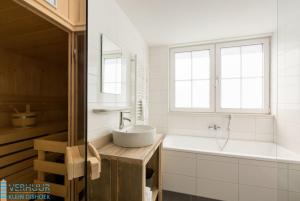 Koupelna v ubytování Appartement - Kaapduinseweg 13 Dishoek 13F Luxe 6 personen