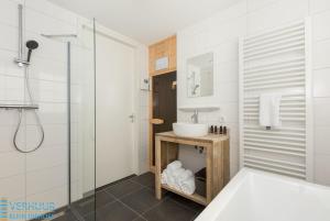 Koupelna v ubytování Appartement - Kaapduinseweg 13 Dishoek 13F Luxe 6 personen