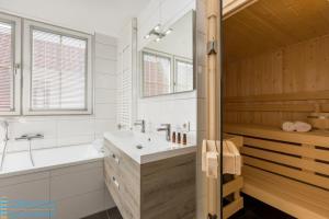 Koupelna v ubytování Appartement - Kaapduinseweg 13 Dishoek 13F Luxe 6 personen + 28 fotografií