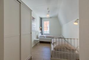a small room with a bed and a window at Appartement - Kaapduinseweg 13 Dishoek 13-k Luxe 6 personen in Dishoek