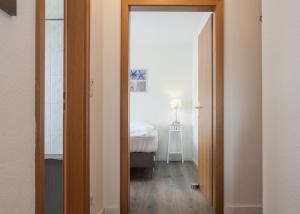 een open deur naar een slaapkamer met een bed bij Ferienwohnung - Am Roten Kreuz 11 in Winterberg