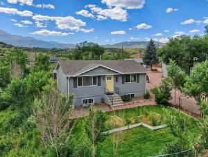 uma vista aérea de uma casa com um quintal em Well-Stocked, Family Friendly Home on the Westside STR-1669 em Colorado Springs