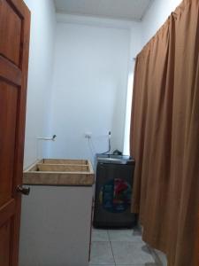 łazienka z wanną i umywalką w pokoju w obiekcie apartamento 3 w mieście Fortuna