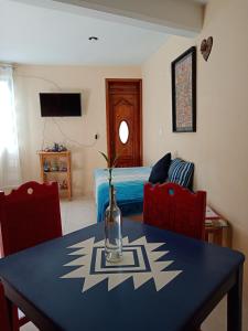 um quarto com uma mesa e um quarto com uma cama em J&K Suite em San Cristóbal de Las Casas