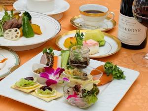 uma mesa com pratos de comida e uma chávena de café em Yufuin Hotel Mori-no-Terrace em Yufu