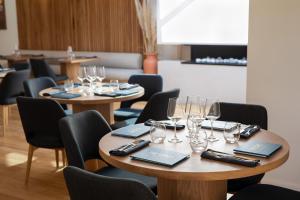 En restaurant eller et spisested på Anglesea Riverside Motel