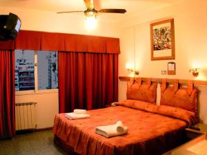 1 dormitorio con 1 cama con 2 toallas en Gran Hotel Atlantic en Buenos Aires