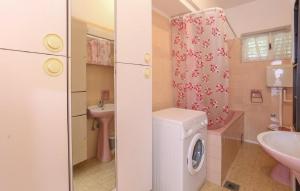 bagno con lavatrice e lavandino di Apartment Gorda - 50m from the sea a Kaštela (Castelli)