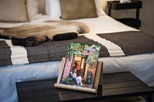 The Woolpack Hotel客房内的一张或多张床位