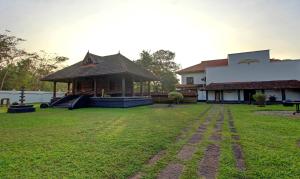 Treebo Premium Travancore Palace Cherthala外面的花园