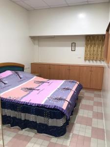 una camera da letto con un letto in una stanza di 蒔光漫築民宿 a Ting-liao
