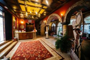 a lobby with a large red rug on the floor at Hotel Posada de Vallina by MiRa in Córdoba