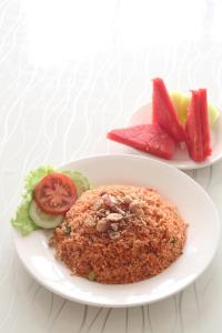 deux assiettes de denrées alimentaires avec du riz et des fruits sur une table dans l'établissement Hotel Dewarna Sutoyo Malang, à Malang