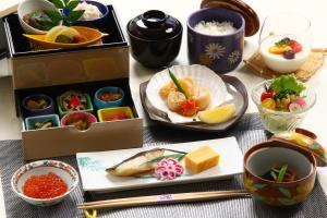 une table recouverte de assiettes et de bols de nourriture dans l'établissement Kamihoroso, à Kami-furano
