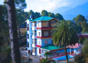 Θέα της πισίνας από το Aaroham Resort by Aamod at Dharamshala ! Luxury Boutique Resort ή από εκεί κοντά