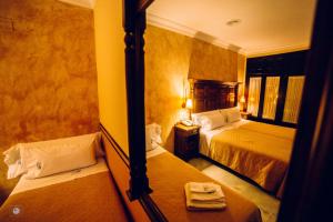 Een bed of bedden in een kamer bij Hotel Posada de Vallina by MiRa