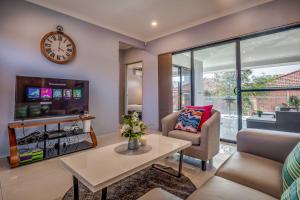 Seating area sa Maylands Boutique Apartments