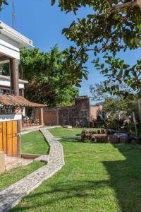 un jardín con una pasarela de piedra junto a un edificio en Hostal Maria Tepozteca en Tepoztlán