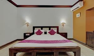 Treebo Premium Travancore Palace Cherthala客房内的一张或多张床位