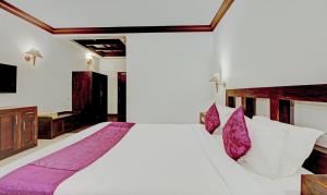 Treebo Premium Travancore Palace Cherthala客房内的一张或多张床位