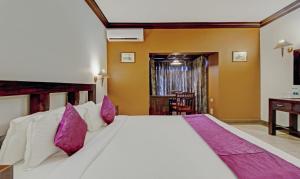 Treebo Premium Travancore Palace Cherthala客房内的一张或多张床位