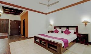 Treebo Premium Travancore Palace Cherthala客房内的一张或多张床位