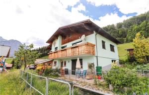 una casa con balcone sul lato di Gemuetliche Ferienwohnung a Dalaas