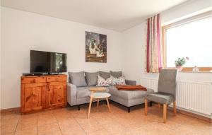 un soggiorno con un divano e una TV di Gemuetliche Ferienwohnung a Dalaas