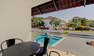Treebo Premium Travancore Palace Cherthala内部或周边的泳池