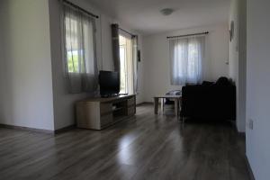 ein Wohnzimmer mit einem TV und einem Sofa in der Unterkunft lebonair in Salazie