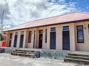 un edificio con escalones delante en RedDoorz near Reremi Pemancar Manokwari en Manokwari