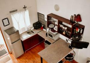 uma cozinha com um balcão e um frigorífico em Knock Out View Clarens em Clarens