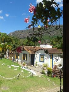 a house with a view of a yard at Pousada Hospedaria da Villa in Tiradentes