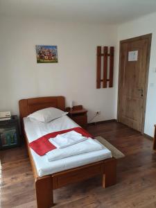 サトゥ・マーレにあるCasa Irinellaのベッドルーム1室(赤い毛布付きのベッド1台付)