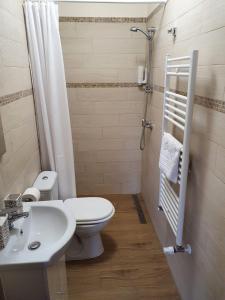 薩圖馬雷的住宿－Casa Irinella，浴室配有白色卫生间和盥洗盆。